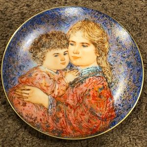 Edna Hibel 1985 Mothers Day collectors plate by Edwin Knowles